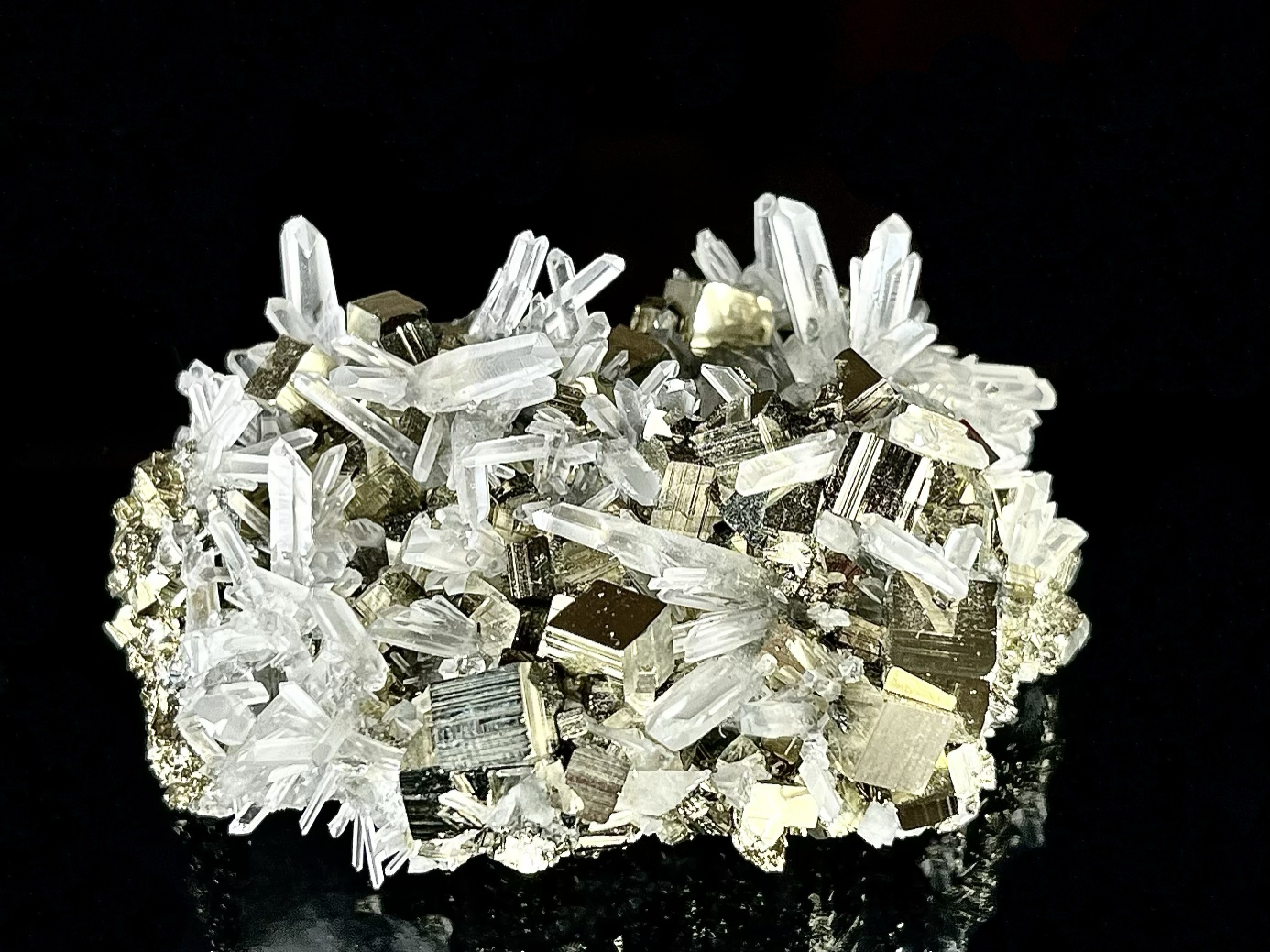 Obrázek 4: Dlaňový vzorek vzájemně se porůstajících krystalů pyritu a křemene (důl Animón, Peru). Foto a sbírka: A. Aubrecht.